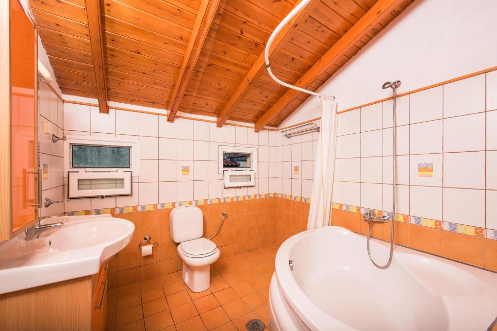 Argo Poolside room 6